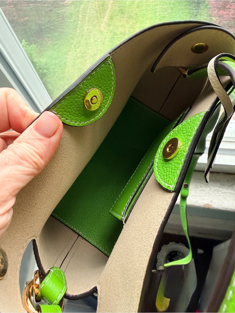Fleuron: Mini Swann in pomme verte w leather leaf charm - Picture 3 of 5